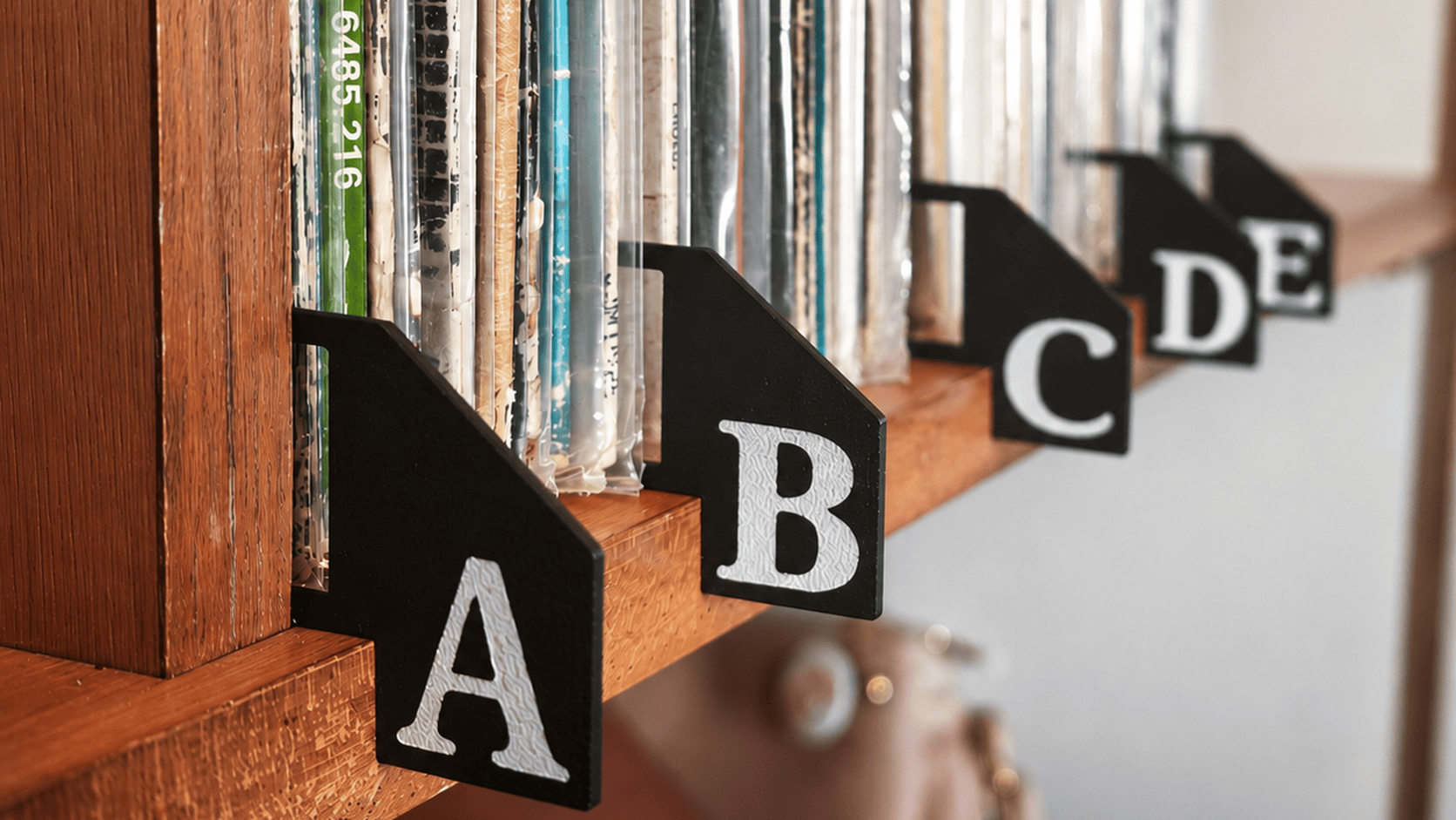 Organizador Alfabético A-Z em estante de discos de vinil