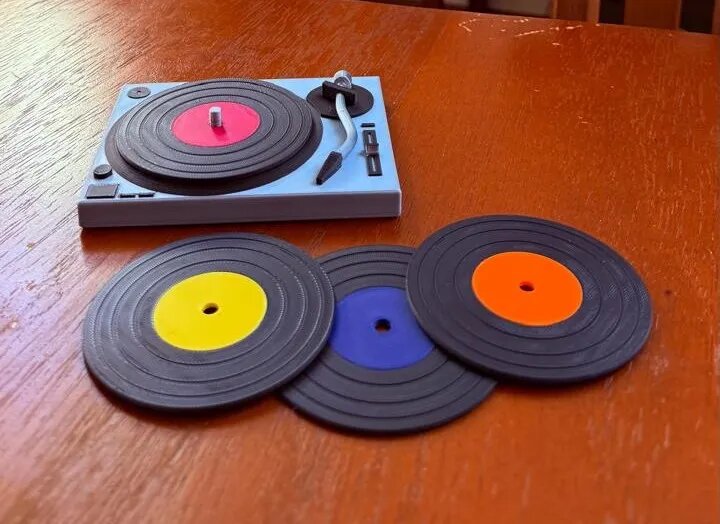 Porta-copos em formato de disco de vinil sobre a mesa