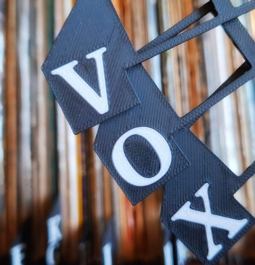 Divisórias alfabéticas pretas V, O e X entre discos de vinil